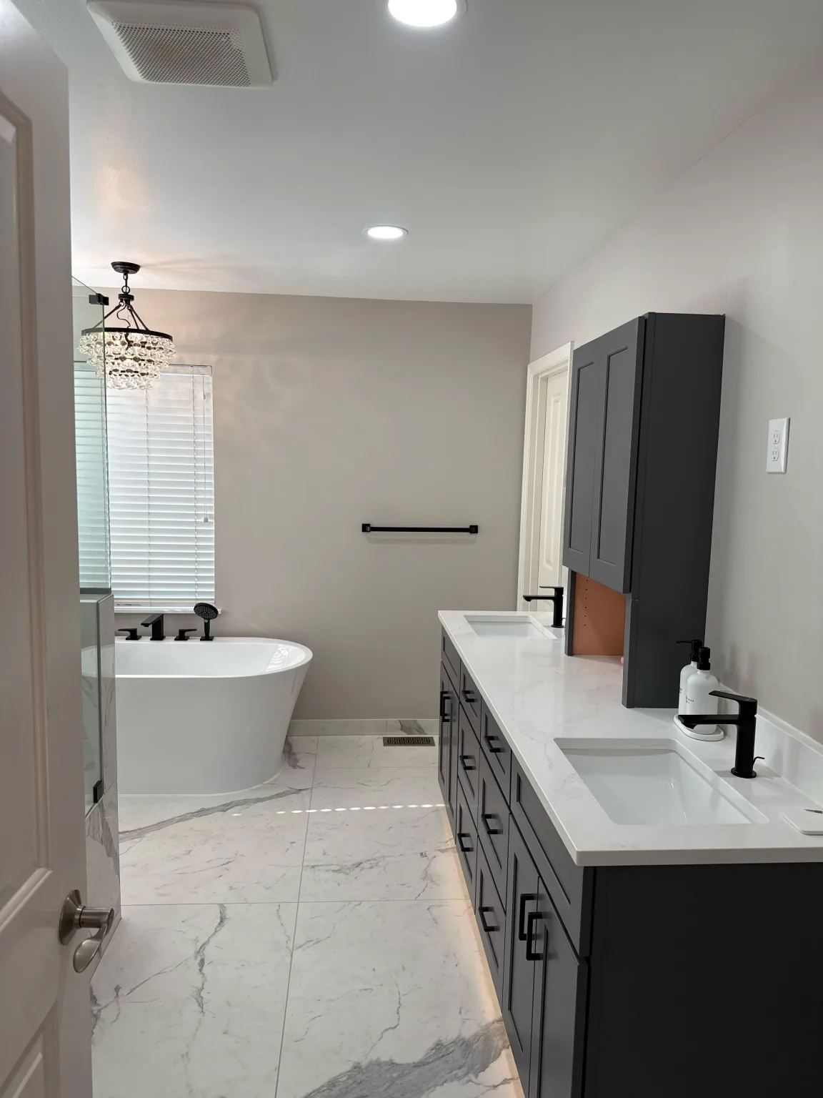 Baño principal en carbón y mármol