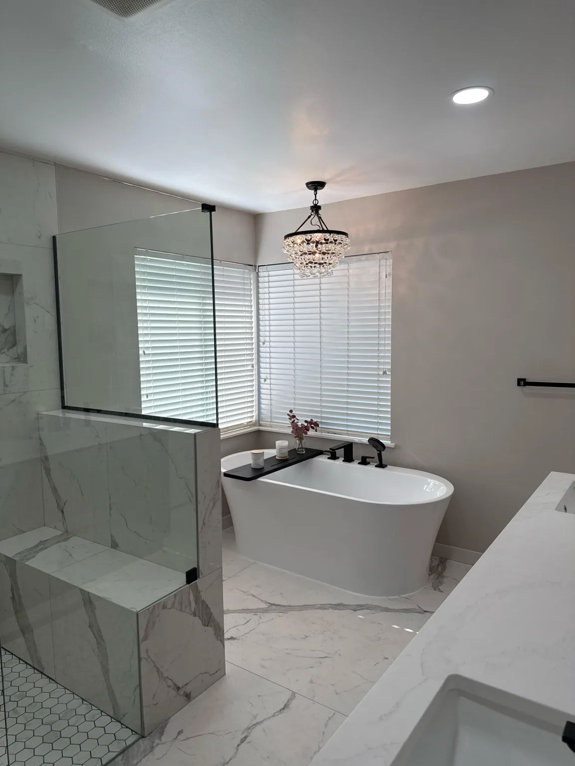 Baño principal en carbón y mármol