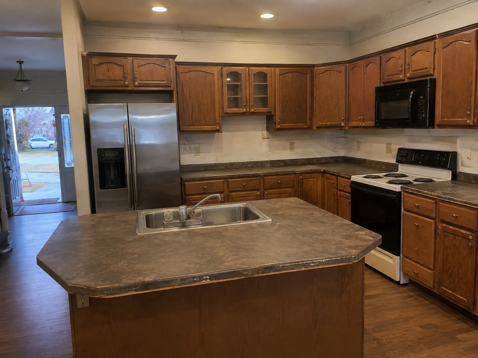 Cocina de roble claro y cuarzo before remodel